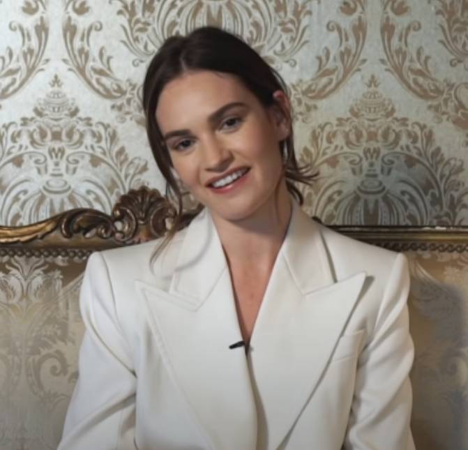 Lily James aparece em vídeo dizendo que <I>comete erros o tempo todo</i> - após ser flagrada com ator casado