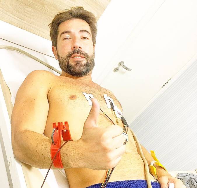 Após susto, Sandro Pedroso posa em cama de hospital e desabafa: <i>Realmente achei que era o meu último dia</i>