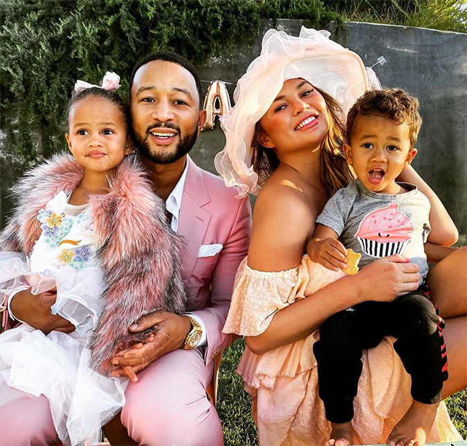 John Legend dedica música à Chrissy Teigen e faz declaração emocionante após esposa ter gravidez interrompida