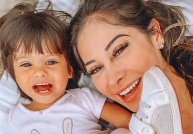 Mayra Cardi vai ao hospital e diz que filha tem problema de saúde ainda não descoberto