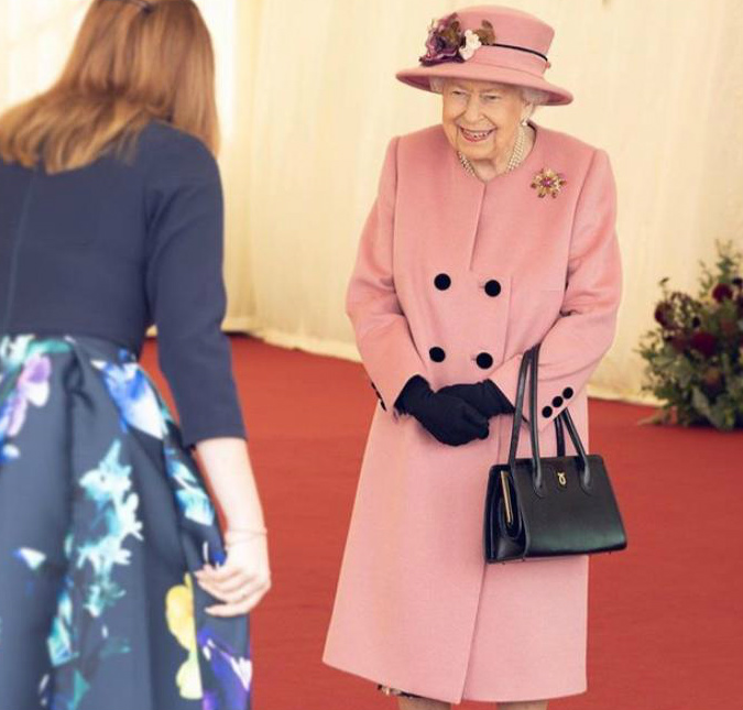 Roupa usada por Rainha Elizabeth II em primeira aparição depois de meses serviu como homenagem para Kate Middleton; entenda!