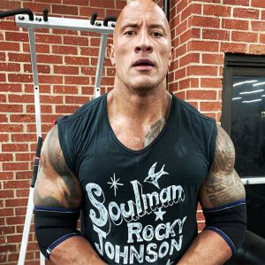 Dwayne Johnson, o The Rock, posta retrato da infância e brinca