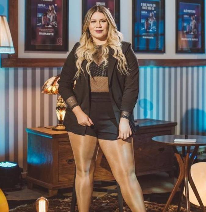 Marília Mendonça pede desculpa em <I>live</i> após comentário sobre <I>trans</i> e exibe vídeo com modelo para conscientização