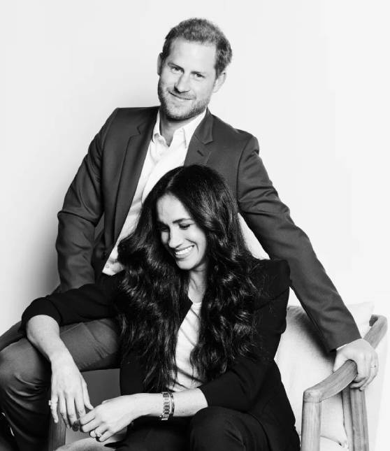 Meghan Markle estaria usando quase três milhões de reais em joias - incluindo anel e relógio de Diana - em nova foto com Harry