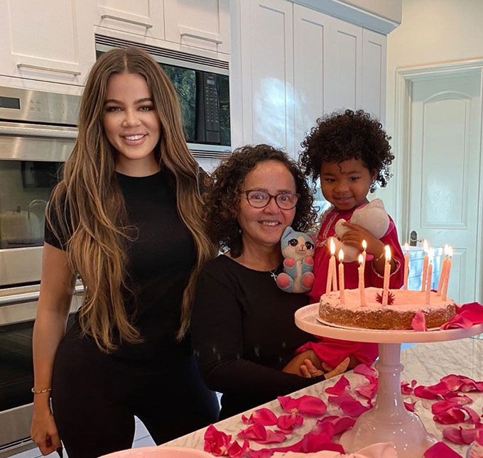 Khloé Kardashian comemora aniversário de babá brasileira com festa; assista!