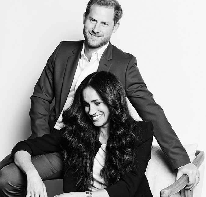 Meghan Markle e príncipe Harry imitam poses de fotos de noivado e casamento após saída da família real britânica; veja!