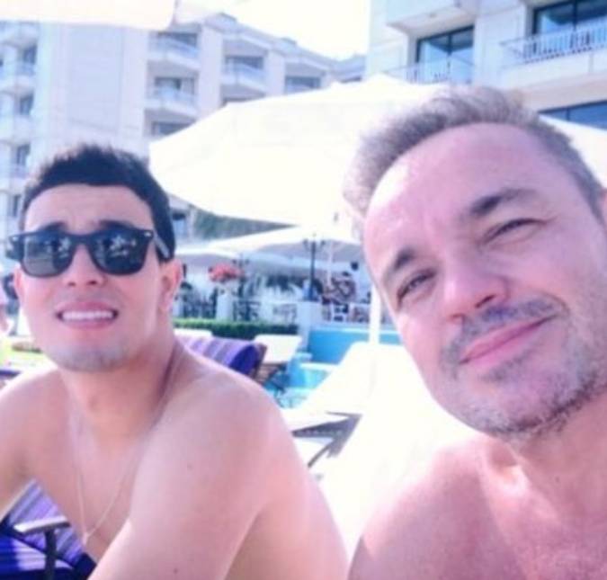 Thiago Salvático relembra primeira foto ao lado de Gugu Liberato e se declara: <i>Te amo eternamente</i>