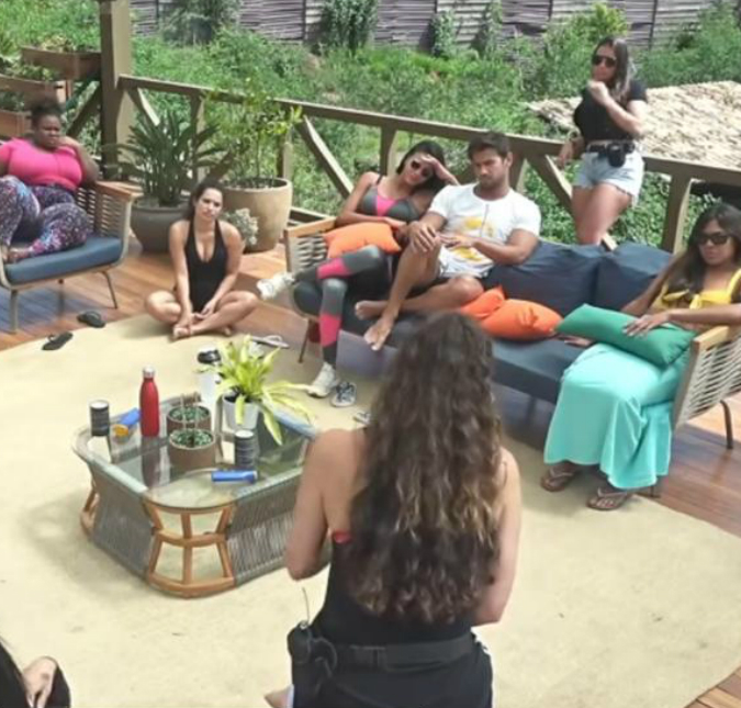 Em <i>A Fazenda 12</i>: Mirella discute muito feio com Raíssa Barbosa e peões precisam até separar as duas