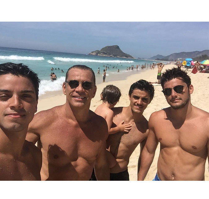 Irmãos Simas posam sem camisa ao lado de Beto Simas e são tietados na <I>web</I>: <I>Significado de tanto faz</I>