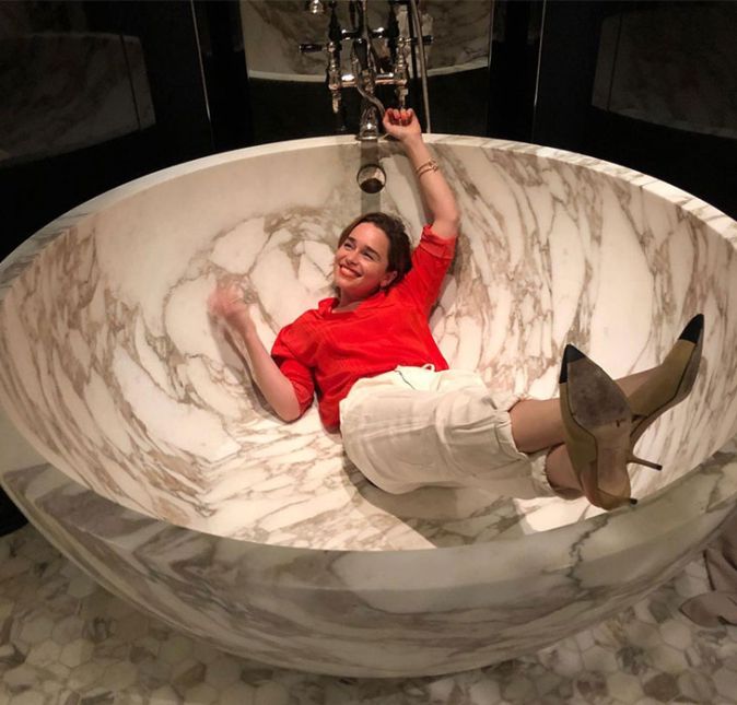 Ao publicar o clique acima no Instagram, a atriz desejou feliz aniversário ao amigo e também ator, Jason Momoa: Feliz aniversário, baby! Uma enorme banheira de felicidade para mais um ano seu!