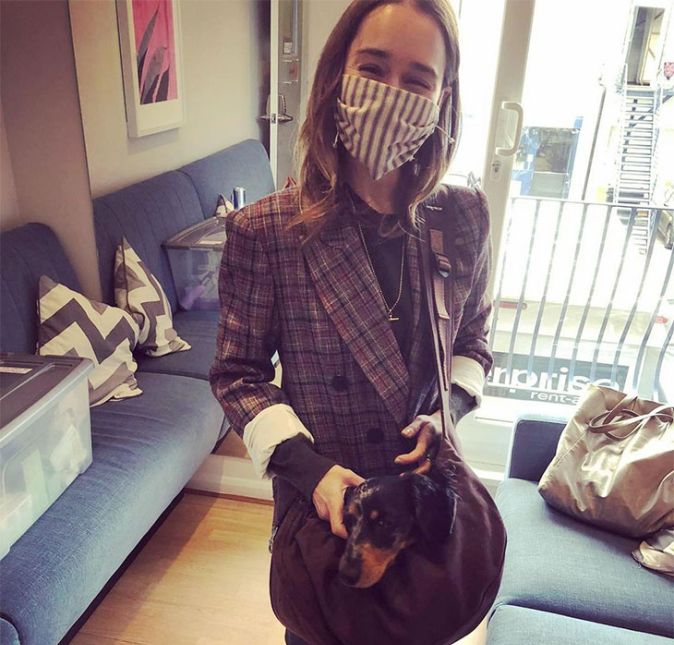 Emilia também fez uma brincadeira com seu cachorro e o colocou dentro da bolsa, como se quisesse levá-lo para onde estava indo. Engraçada, né?