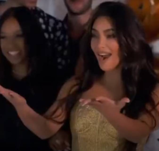 Kim Kardashian ganha festa surpresa de Kanye West e sua família - com a recriação de diversas celebrações de seu passado!