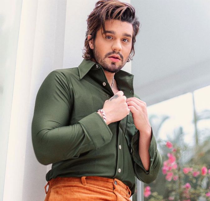 Luan Santana passou por um período difícil após terminar o relacionamento de 12 anos com Jade Magalhães. Isso porque ele teve que lidar com diversos comentários maldosos nas redes sociais, já que muitos internautas afirmam que Giulia Be foi o pivô dessa separação. Na internet, muita gente achou que a parceria entre Luan e Giulia na música Inesquecível foi muito mais do que profissional. Além disso, poucos dias após o fim da relação com Jade, o cantor foi pego de surpresa com um texto de seus fã-clubes, que encerraram suas atividades pela ausência do artista nas redes. Que coisa, hein?