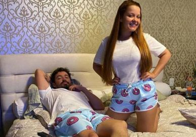 Maiara e Fernando aparecem vestindo pijamas iguais e Maraisa reage: <I>Cafonérrimos!</i>