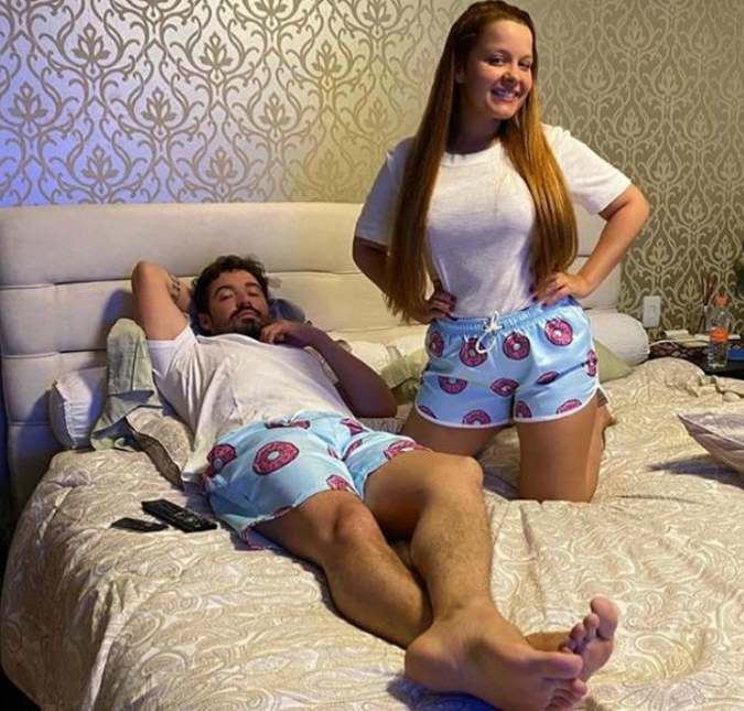 Maiara e Fernando aparecem vestindo pijamas iguais e Maraisa reage: <I>Cafonérrimos!</i>
