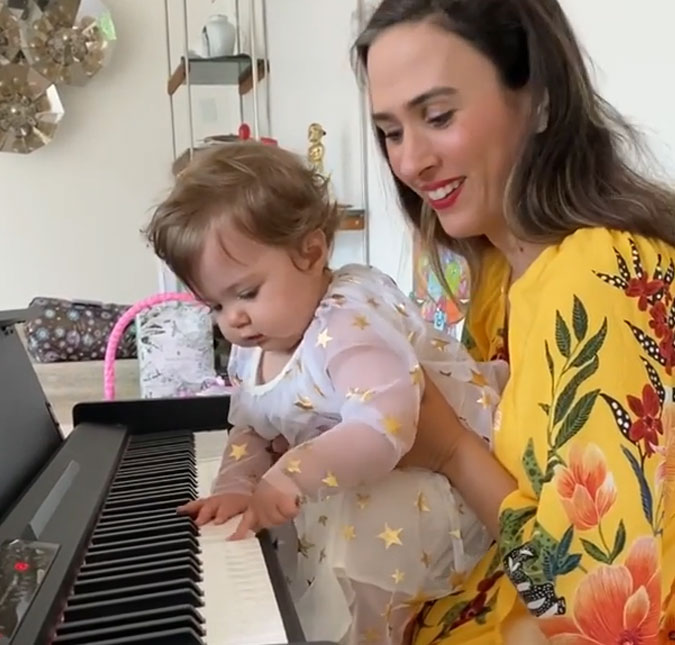 Tatá Werneck encanta ao mostrar a filha Clara Maria tocando piano, assista!
