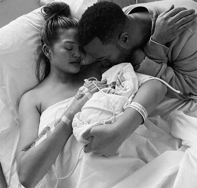 Chrissy Teigen escreve texto emocionante sobre a morte do filho: <I>Jack sempre será amado, falaremos dele para os nossos filhos enquanto ele existe em cada vento, árvore e borboleta que vemos</I>