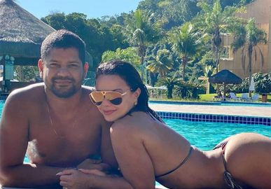 Viviane Araújo posa à beira da piscina ao lado do namorado; Confira os melhores momentos do casal!