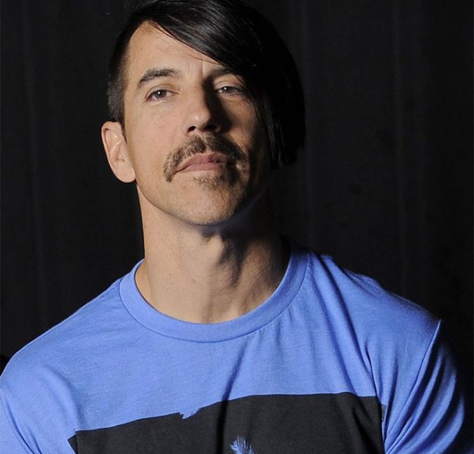 Anthony Kiedis, vocalista da banda Red Hot Chili Peppers, teve um sério problema com drogas durante anos. Em entrevistas, o músico revelou que fumou maconha pela primeira vez aos 12 anos de idade, já que seu pai fazia bastante o uso da substância. O vício continuou durante a formação do Red Hot, e Anthony até foi expulso do grupo por causa da situação. Em 1988, o guitarrista Hillel Slovak, que fazia parte da banda, morreu de uma overdose, o que mexeu bastante com o cantor. Depois disso, ele foi para a rehab e ficou sóbrio por cinco anos, mas teve um deslize, o que atrasou o lançamento do álbum One Hot Minute, em 1995. Além disso, um médico chegou a receitar opiáceos para Anthony, o que não ajudou em nada o seu tratamento. Felizmente, o artista está sóbrio desde 2000. Em 2016, ele voltou a falar sobre o assunto, quando o Red Hot cancelou dois shows por sua causa. Em entrevista ao programa Sunday Night, Anthony disse - Eu recebo muitas mensagens; parecia que as pessoas realmente se importavam. Meus amigos ligaram, pessoas com quem eu não falava há anos ligaram, mas o que as pessoas pensam ou assumem sobre usar [drogas], eu não poderia me importar menos. Não me afeta de nenhuma forma. Na verdade, aconteceu de eu amar estar sóbrio, mas eu também amava ficar bêbado às vezes. Estar sóbrio para mim é um prazer, eu fico muito alegre, funciona para mim. Eu posso surfar, sair com o meu filho, cantar, então eu estou bem. Na época, as apresentações foram canceladas por uma intoxicação alimentar de Anthony, não drogas.