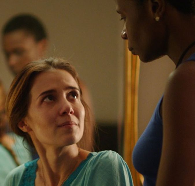 Marjorie Estiano interpreta uma jovem grávida esperando seu bebê no longa As Boas Maneiras. Tudo normal, tirando o fato de que a moça espera um filho de nada mais, nada menos, do que um lobisomem! Marjorie Estiano interpreta uma jovem grávida esperando seu bebê no longa As Boas Maneiras. Tudo normal, tirando o fato de que a moça espera um filho de nada mais, nada menos, do que um lobisomem!