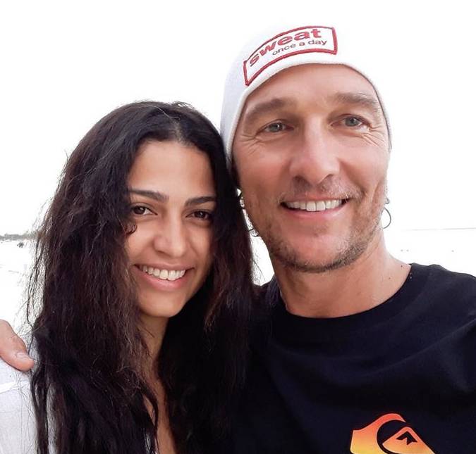 Matthew McConaughey recorda o primeiro encontro com a esposa, Camila Alves: <i>- Eu falei espanhol e português</i>