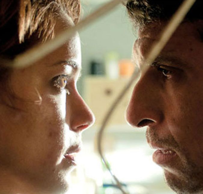 Inspirado em um crime real e chocante, O Lobo Atrás da Porta, protagonizado por Leandra Leal, é um suspense daqueles de te deixar ansioso em saber qual é o final! Uma dica: só procure sobre a história real depois de ver o longa, para não estragar a surpresa. Inspirado em um crime real e chocante, O Lobo Atrás da Porta, protagonizado por Leandra Leal, é um suspense daqueles de te deixar ansioso em saber qual é o final! Uma dica: só procure sobre a história real depois de ver o longa, para não estragar a surpresa.