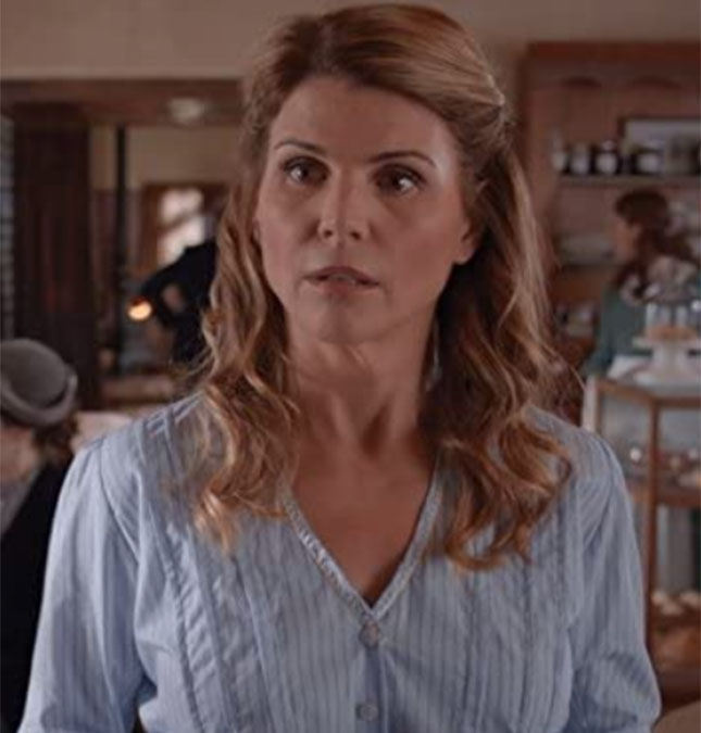 Lori Loughlin, de <i>Fuller House</i>, se entrega para cumprir dois meses de prisão