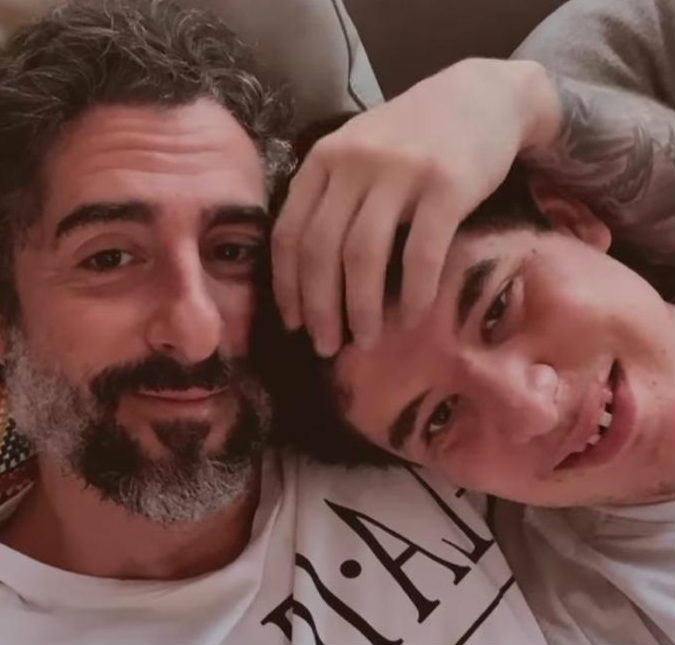 Após noite tensa em <I>A Fazenda 12</i>, Marcos Mion posa com o filho e escreve: <i>Isso que importa!</i>