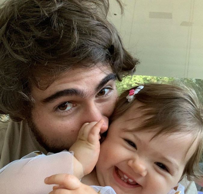 No aniversário da pequena, ele publicou o registro acima com a seguinte legenda: Papai tá aqui pra tudo, pequena. Te amo!!! Feliz um aninho!!!! A homenagem foi tão fofa que a própria Tatá se derreteu pela duplinha: Ah, essa foto! Essa filha! Essa deusa!. Fofos, né? No aniversário da pequena, ele publicou o registro acima com a seguinte legenda: Papai tá aqui pra tudo, pequena. Te amo!!! Feliz um aninho!!!! A homenagem foi tão fofa que a própria Tatá se derreteu pela duplinha: Ah, essa foto! Essa filha! Essa deusa!. Fofos, né?