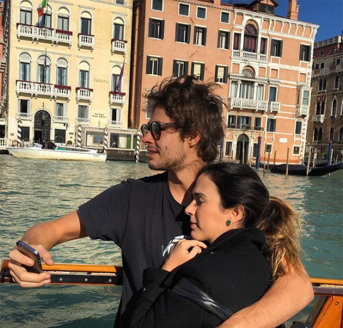 Todo mundo sabe que Tatá Werneck é uma pessoa divertidíssima, mas ela também sabe combinar essa característica com o seu lado super fofo. E foi isso que ela fez ao homenagear o marido Rafael Vitti no dia em que ele completou 25 anos de idade. No Instagram, a apresentadora do Lady Night compartilhou uma longa sequência de fotos ao lado do amado, e na legenda, emocionou os seus seguidores da rede social: Hoje é aniversário do homem que eu amo. Do pai da minha filha. Do meu companheiro (quis especificar para vocês saírem chutando nomes). Ele realizou meus maiores sonhos. Ele é simples. Ele é lindo. Ele é prestativo. Ele sempre acorda como se tivesse devendo no banco. Ele olhando o mar é poesia. Temos sorte em ter você com a gente. Se gentileza gera gentileza, eu devo ter sido muito gentil com alguém para merecer ter ao meu lado a combinação perfeita de mais legal do mundo com a cara mais linda. Sé tinha visto espécies assim na barsa. Eu amo você. Pega água? @rafaavitti. Em outra publicação, Tatá falou da filha que tem com Rafa Vitti, a pequena Clara Maria: Que nossa deusa tenha sua calma, seu nariz, sua esperteza, sua alma pura, sua sabedoria. E a minha bunda. Demais, né? Todo mundo sabe que Tatá Werneck é uma pessoa divertidíssima, mas ela também sabe combinar essa característica com o seu lado super fofo. E foi isso que ela fez ao homenagear o marido Rafael Vitti no dia em que ele completou 25 anos de idade. No Instagram, a apresentadora do Lady Night compartilhou uma longa sequência de fotos ao lado do amado, e na legenda, emocionou os seus seguidores da rede social: Hoje é aniversário do homem que eu amo. Do pai da minha filha. Do meu companheiro (quis especificar para vocês saírem chutando nomes). Ele realizou meus maiores sonhos. Ele é simples. Ele é lindo. Ele é prestativo. Ele sempre acorda como se tivesse devendo no banco. Ele olhando o mar é poesia. Temos sorte em ter você com a gente. Se gentileza gera gentileza, eu devo ter sido muito gentil com alguém para merecer ter ao meu lado a combinação perfeita de mais legal do mundo com a cara mais linda. Sé tinha visto espécies assim na barsa. Eu amo você. Pega água? @rafaavitti. Em outra publicação, Tatá falou da filha que tem com Rafa Vitti, a pequena Clara Maria: Que nossa deusa tenha sua calma, seu nariz, sua esperteza, sua alma pura, sua sabedoria. E a minha bunda. Demais, né?