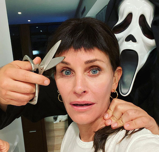 Courteney Cox faz brincadeira com <i>Pânico</i> ao aparecer com as franjas cortadas