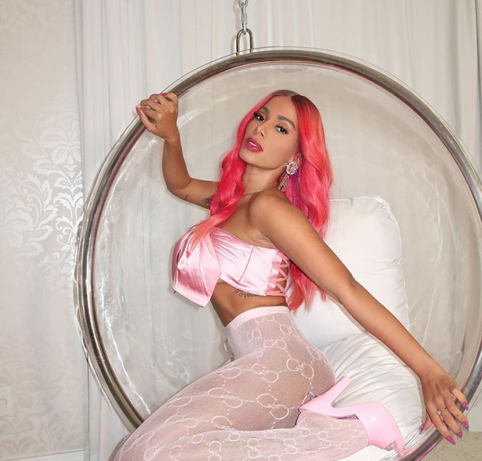 ...já que algum tempo depois, ela apareceu com todos os fios tingidos da cor! Ela realmente não tem medo de se jogar na mudança, não é mesmo?