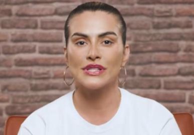 Cleo compartilha vídeo no <I>YouTube</I> e revela que já foi alvo de piadas ao falar sobre sexualidade, entenda!