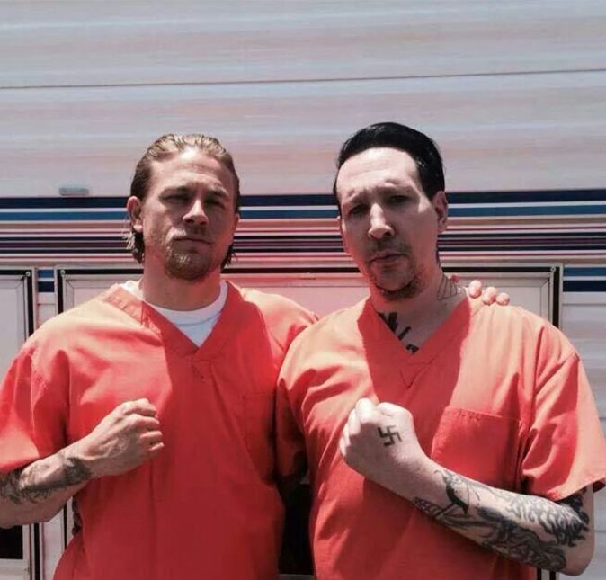Marilyn Manson viveu o líder de uma temida gangue em Sons Of Anarchy. Na trama, ele se juntou ao protagonista Jax Teller para uma aliança. Marilyn Manson viveu o líder de uma temida gangue em Sons Of Anarchy. Na trama, ele se juntou ao protagonista Jax Teller para uma aliança.