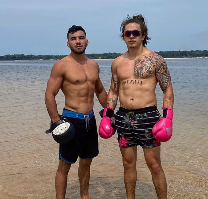 O humorista já mostrou que está cuidando do físico mesmo quando viaja! No Instagram, ele compartilhou uma foto em que aparece ao lado de seu professor de muay thai, Danilo Andreani. Não é que não seja difícil, é que eu faço parecer fácil, filosofou ele na legenda da publicação. Aí sim! O humorista já mostrou que está cuidando do físico mesmo quando viaja! No Instagram, ele compartilhou uma foto em que aparece ao lado de seu professor de muay thai, Danilo Andreani. Não é que não seja difícil, é que eu faço parecer fácil, filosofou ele na legenda da publicação. Aí sim!