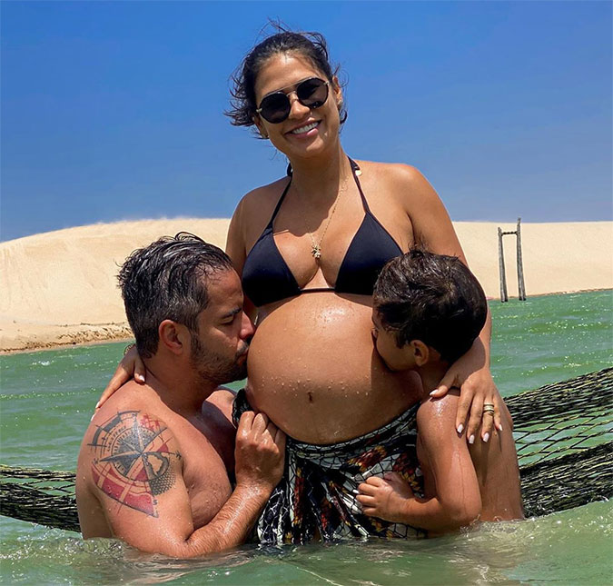 Grávida, Simone ganha beijo do marido e do filho na barriga!