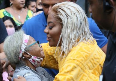 Ludmilla grava clipe na Rocinha e usa roupão grifado de 2,5 mil reais