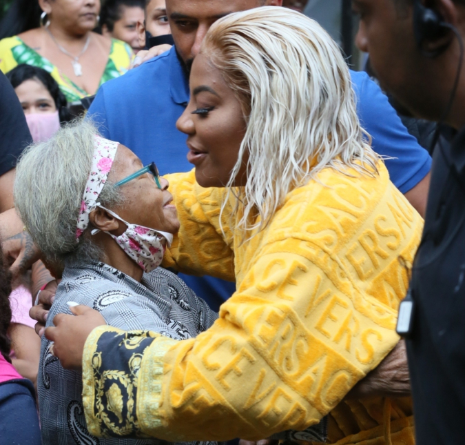 Ludmilla grava clipe na Rocinha e usa roupão grifado de 2,5 mil reais