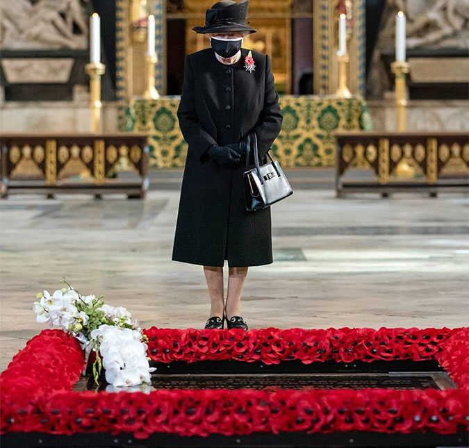 Rainha Elizabeth II aparece usando máscara pela primeira vez em cerimônia privada