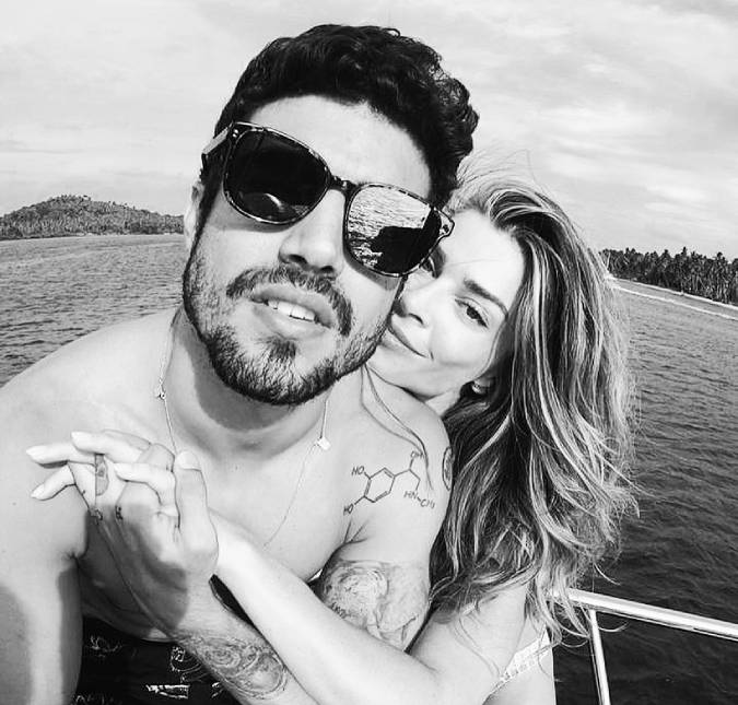 Caio Castro aparece sem aliança e fãs questionam se o namoro com Grazi Massafera chegou ao fim