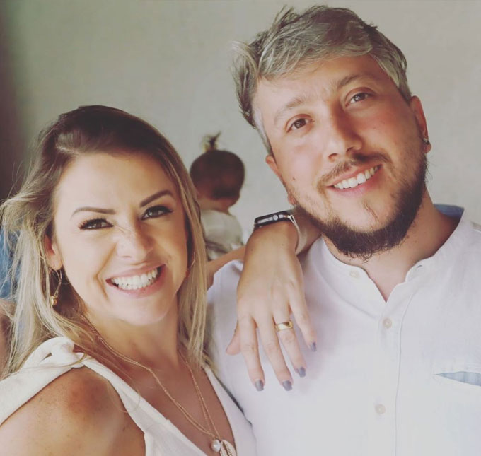 Grávida, viúva de baterista da banda <i>Lagum</i> chora na <i>web</i>: <i>- Sinto saudades 24 horas</i>