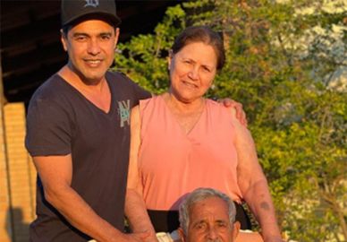 Zezé Di Camargo fala sobre cirurgia de emergência do pai: <i>Viemos correndo</i>