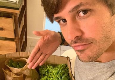 Dado Dolabella anuncia que está com coronavírus: <I>Nem o vegetarianismo estrito faz escapar da Covid!</I>