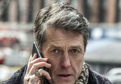 Hugh Grant detalha sintomas de quando contraiu o coronavírus: <i>- Meus olhos pareciam três vezes maiores</i>