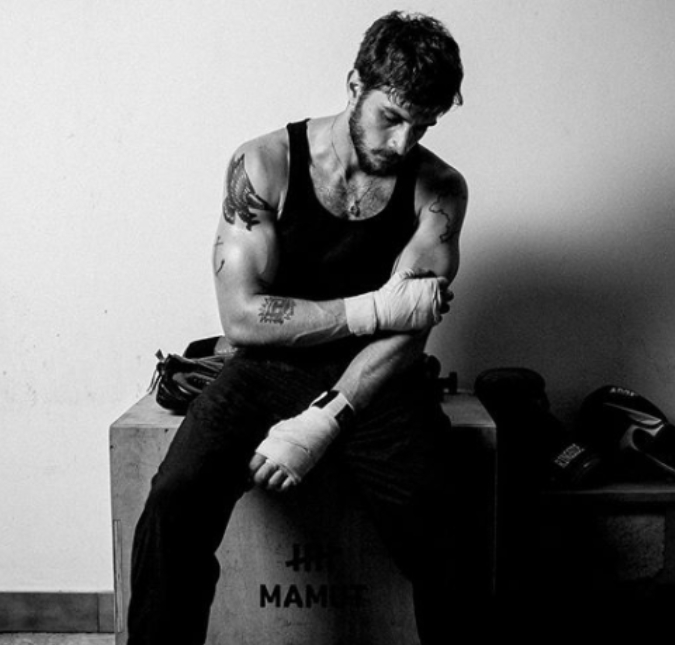 Chay Suede anda suando a camisa e aparece até mais musculoso nas redes sociais