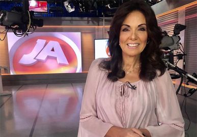 Jornalista Cristina Ranzolin anuncia ao vivo que está com câncer de mama em depoimento emocionante: <I>- Um tumor pequeno, mas de um tipo agressivo</I>