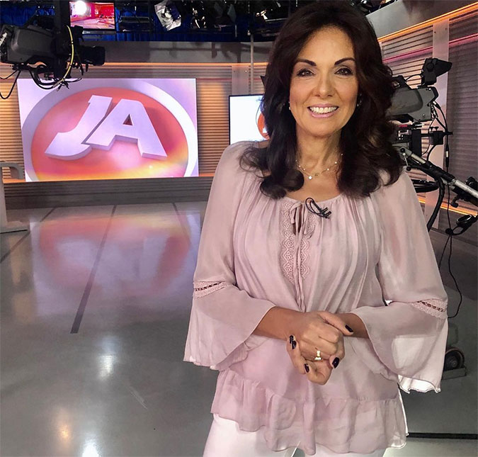 Jornalista Cristina Ranzolin anuncia ao vivo que está com câncer de mama em depoimento emocionante: <I>- Um tumor pequeno, mas de um tipo agressivo</I>