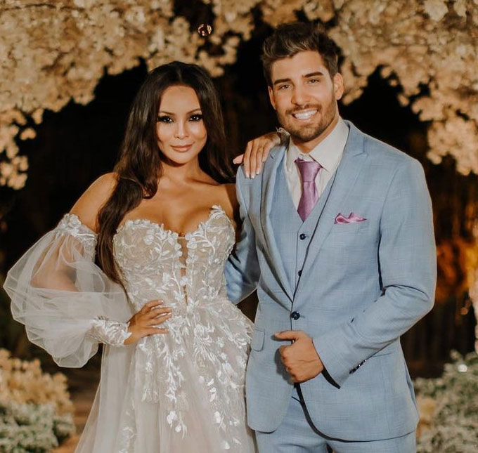 Carol Nakamura abre álbum de casamento e declara: <i>Dia mais feliz da minha vida</i>