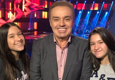 Filhas de Gugu Liberato desembarcam no Brasil para homenagens de um ano da morte do apresentador, diz jornal