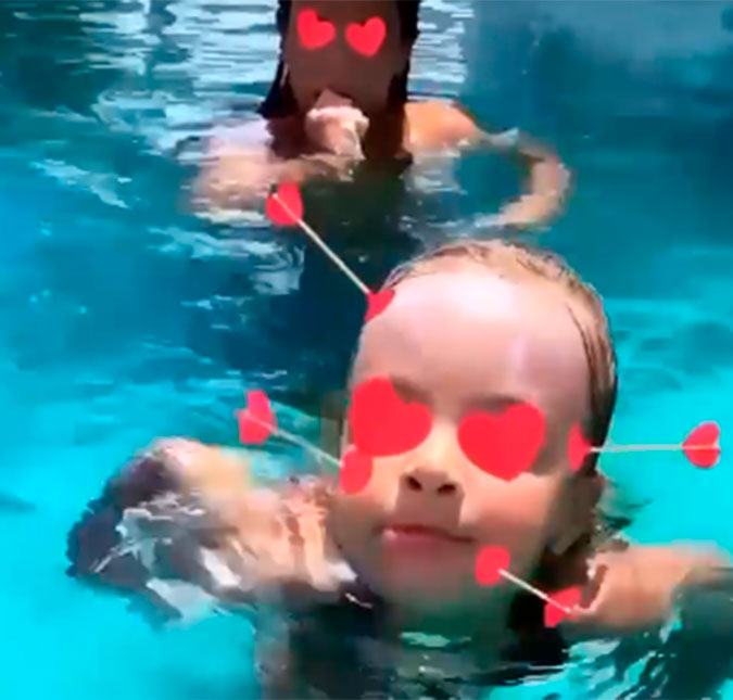 Ivete Sangalo encanta fãs ao exibir as filhas gêmeas nadando na piscina: <i>Bate a perna!</i>